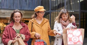 Drei Frauen mit Einkaufstaschen beim Stadtbummel