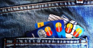 Verschiedene Kreditkarten stecken in der Hosentasche eine Jeans
