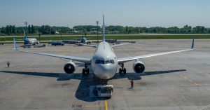 Flugzeug steht auf dem Flugplatz