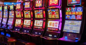 Spielautomaten mit bunten Displays in einem Casino