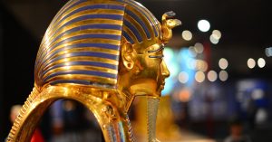 Büste des Tutanchamuns von der Seite aus betrachtet