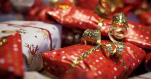 Geschenke in rotem und weißen Geschenkpapier mit goldfarbenem Geschenkband verziert