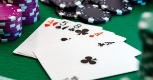 Pokerspielkarten und einige Spielchips