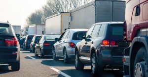Autos und LKW stehen auf der Autobahn im Stau