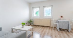 Minimalistisch eingerichtete, helle Wohnung