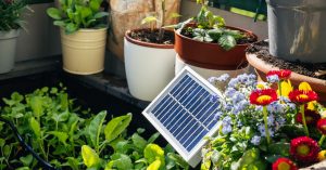 Ökologischer Strom aus dem Solarpanel im Balkongarten